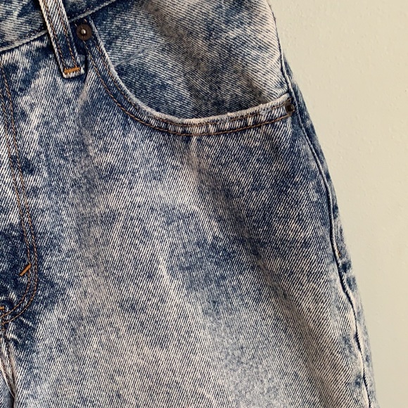 Abercrombie & Fitch High Rise Mom Jeans Acid Wash - Picture 8 of 9